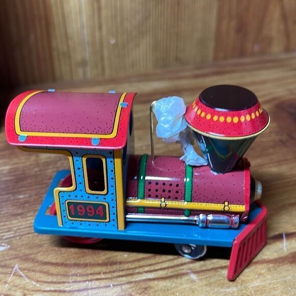 1994 Hallmark Keepsake New Collector’s Series Ornament Yuletide Central - Picture 3 of 6